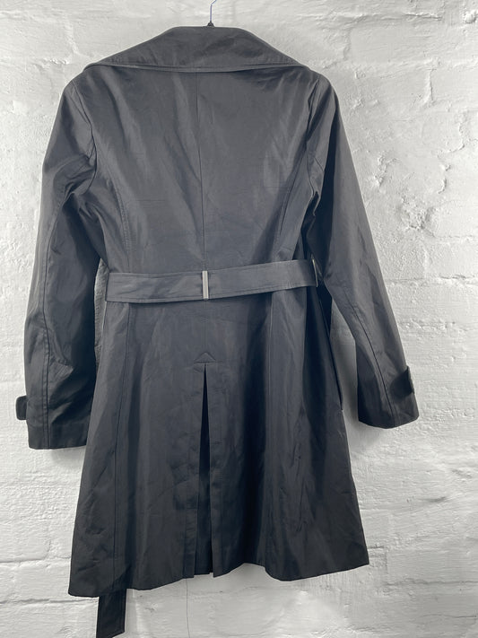 Calvin Klein – Black Belted Trenchcoat mit Satinfutter, Größe M