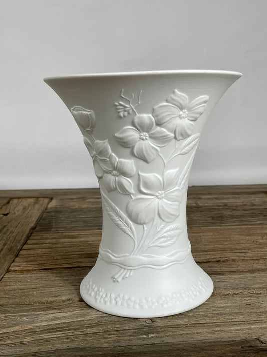 Kaiser Porzellan Vase Reliefdekor – floral, weiß, Germany, Vintage