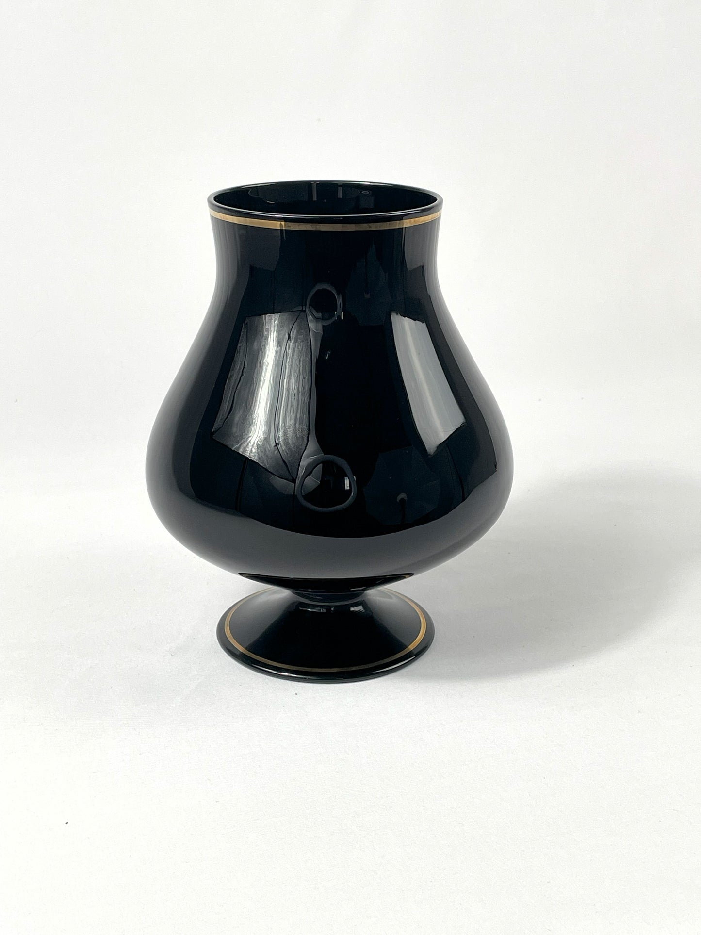 Schwarzes Pokalglas mit Goldrand und Monogramm „K“ - Vintage Fußbecher Glasdekor