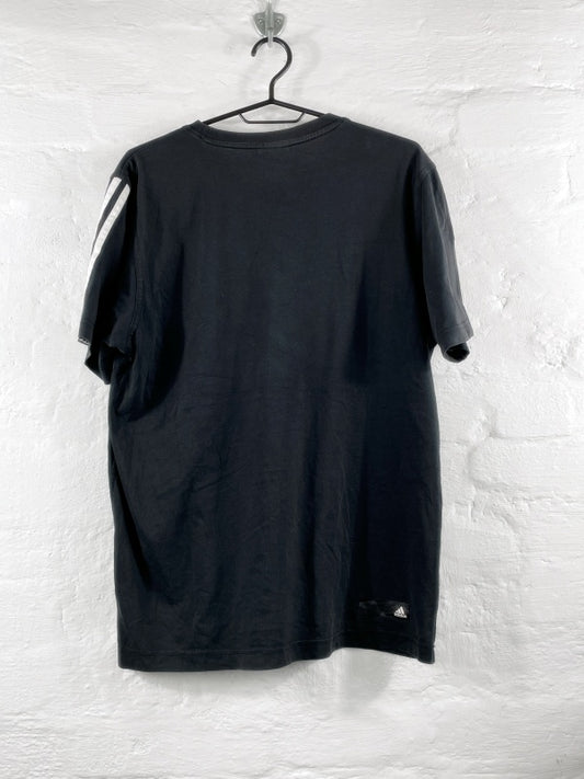 Adidas – Black Logo Tee mit 3-Streifen-Ärmeln (ca. mittlere 2010er Jahre)