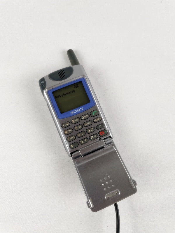 Sony CMD-Z5 – Retro Klapphandy (ca. 2000) – Sammlerobjekt mit Ladegerät