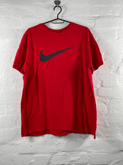 Nike – Red Swoosh Logo T-Shirt, Größe L