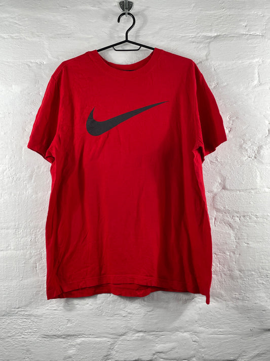 Nike – Red Swoosh Logo T-Shirt, Größe L