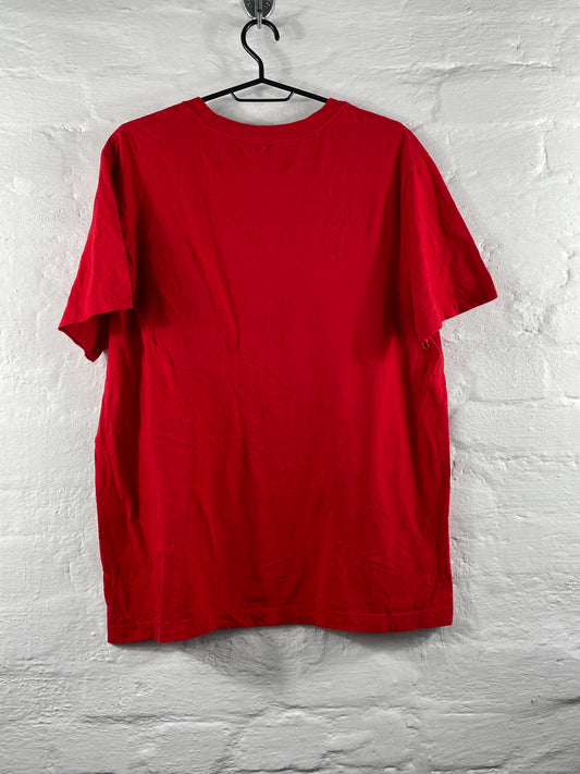 Nike – Red Swoosh Logo T-Shirt, Größe L