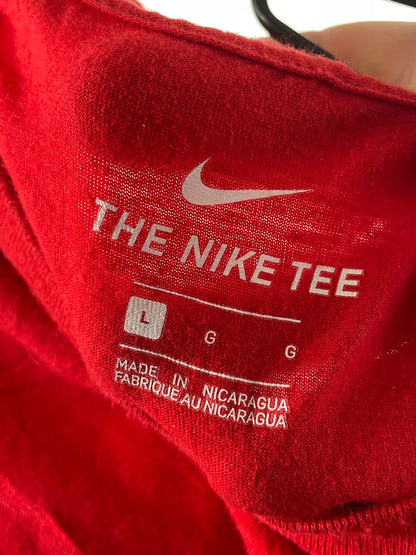Nike – Red Swoosh Logo T-Shirt, Größe L