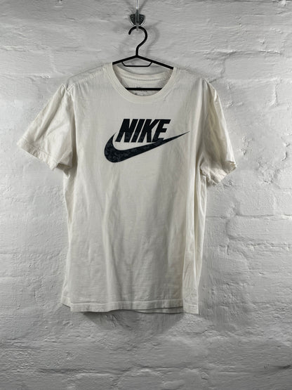 Nike – White Swoosh Logo T-Shirt, Größe M