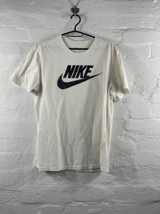 Nike – White Swoosh Logo T-Shirt, Größe M