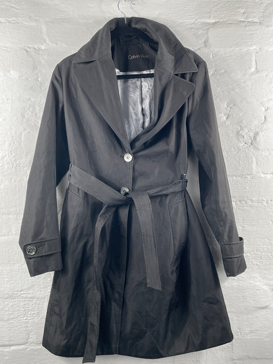 Calvin Klein – Black Belted Trenchcoat mit Satinfutter, Größe M
