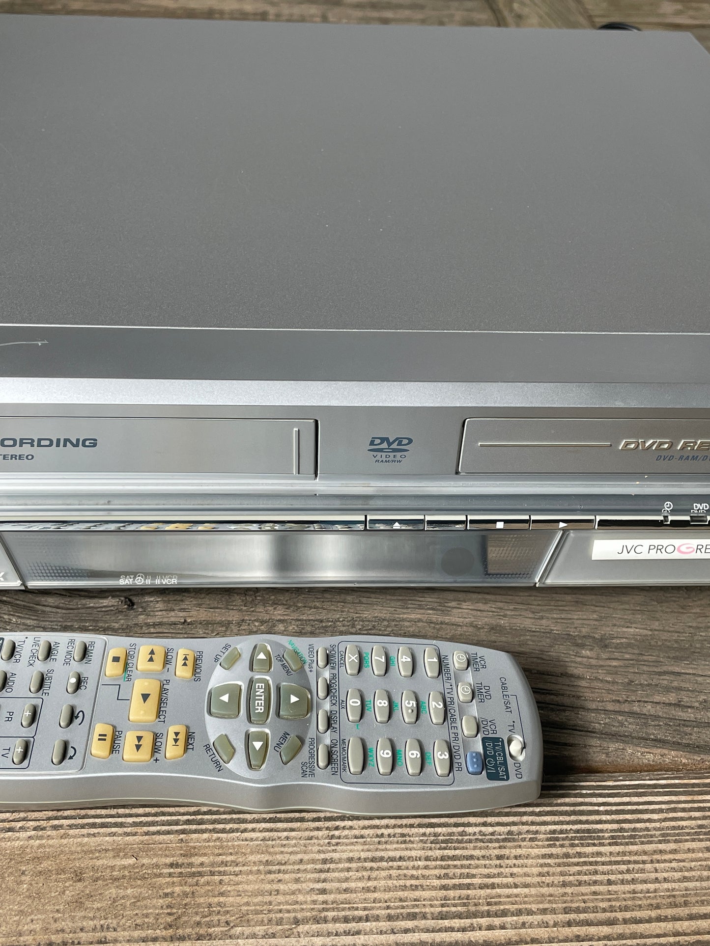 JVC DR-MV1SE – DVD/VHS Recorder Kombigerät mit Fernbedienung (Retro Home Entertainment)