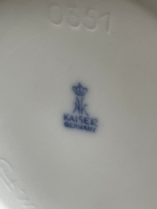 Kaiser Porzellan Vase Reliefdekor – floral, weiß, Germany, Vintage