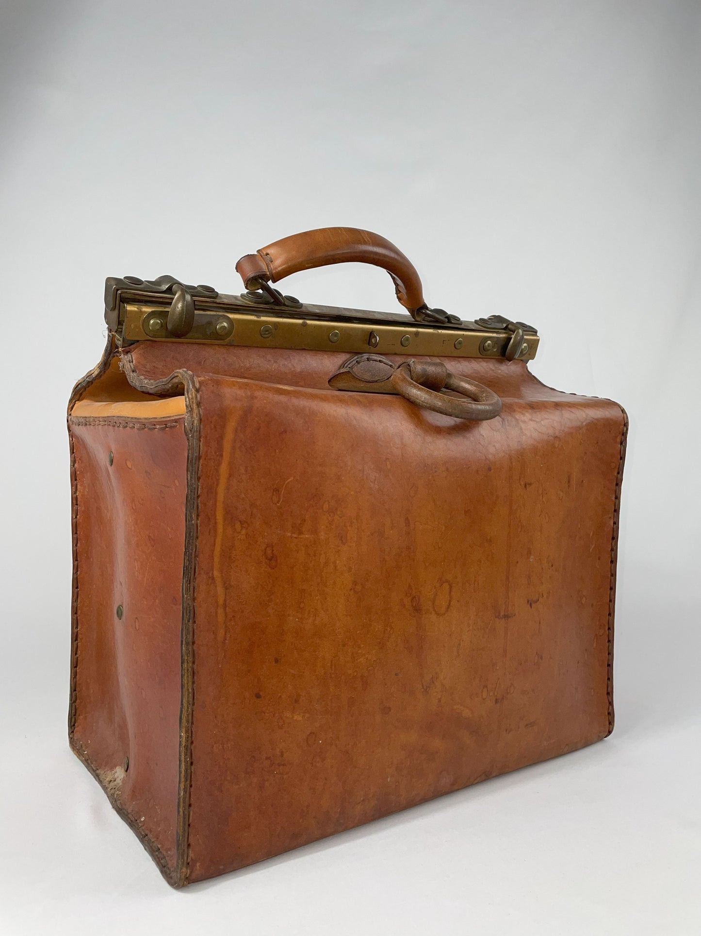 Arzttasche aus Leder - braun, Messingbeschläge, klassische Hebammentasche