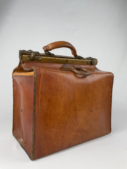 Arzttasche aus Leder - braun, Messingbeschläge, klassische Hebammentasche