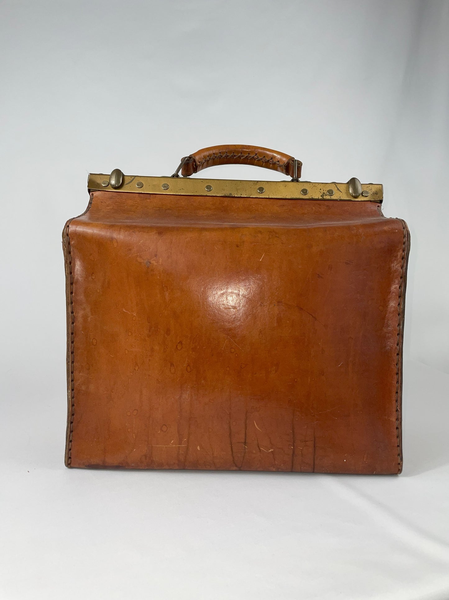 Arzttasche aus Leder - braun, Messingbeschläge, klassische Hebammentasche