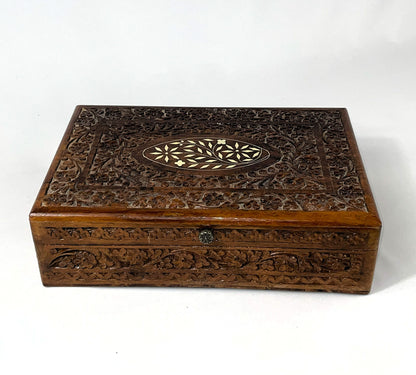 Handgeschnitzte Holzschatulle - Intarsienarbeit mit Perlmutt, Vintage Schmuck- oder Aufbewahrungsbox