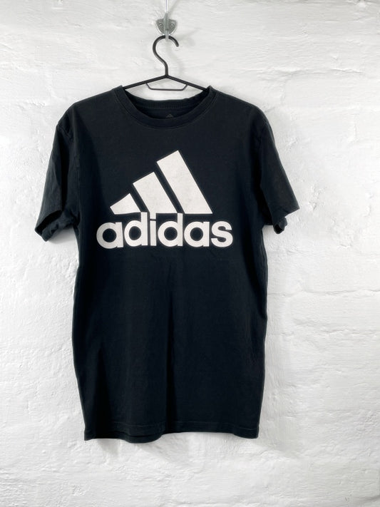 adidas – Logo Print T-Shirt (Schwarz, Größe S)