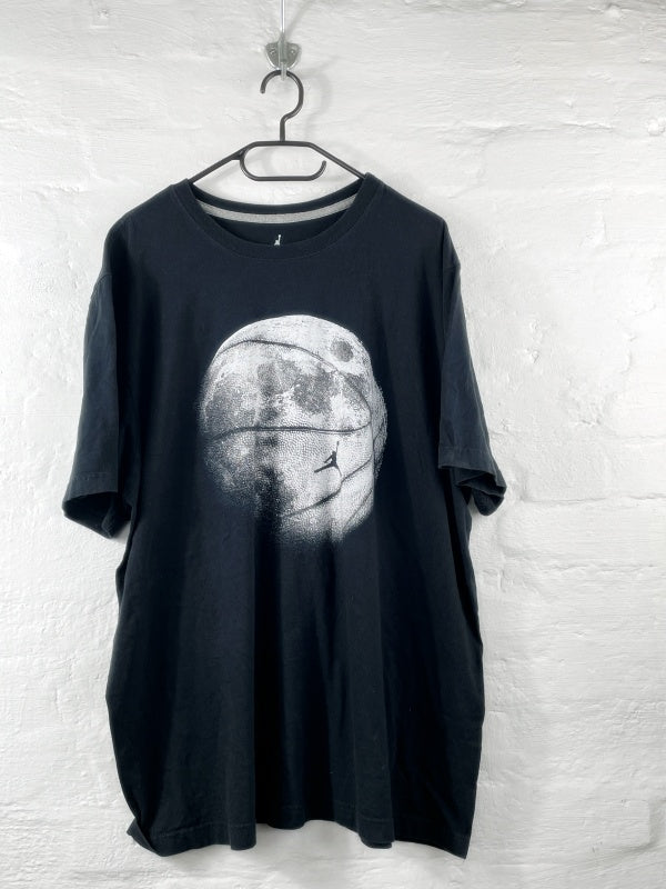 Jordan – Moon Basketball Graphic T-Shirt (Black, Size XXL)