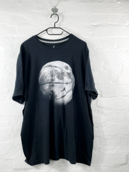 Jordan – Moon Basketball Graphic T-Shirt (Black, Size XXL)