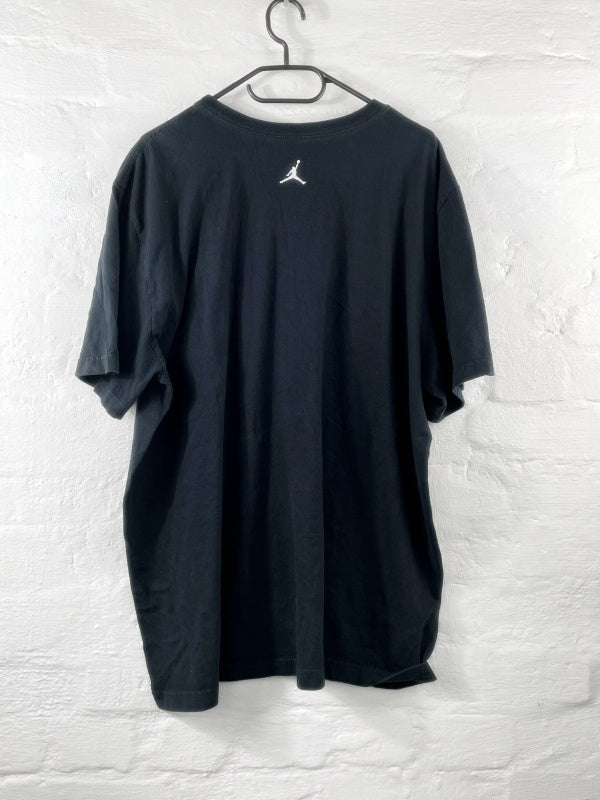 Jordan – Moon Basketball Graphic T-Shirt (Black, Size XXL)