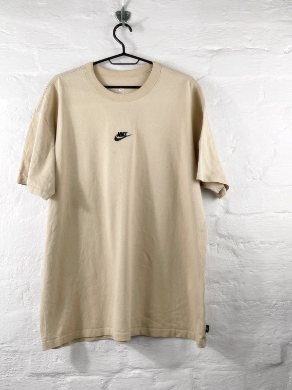 Nike – The Nike Tee Loose Fit in Beige (approx. early 2020s)