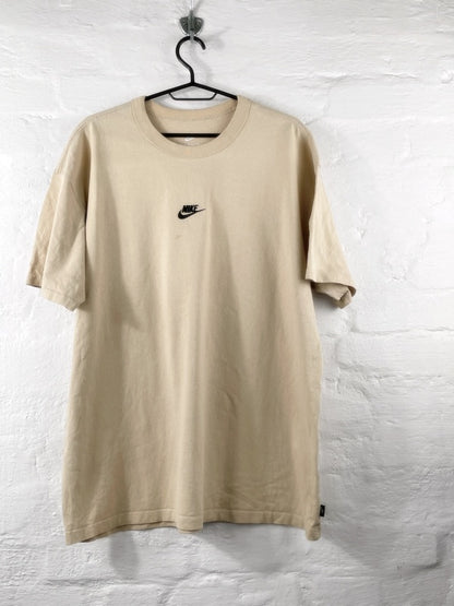 Nike – The Nike Tee Loose Fit in Beige (approx. early 2020s)