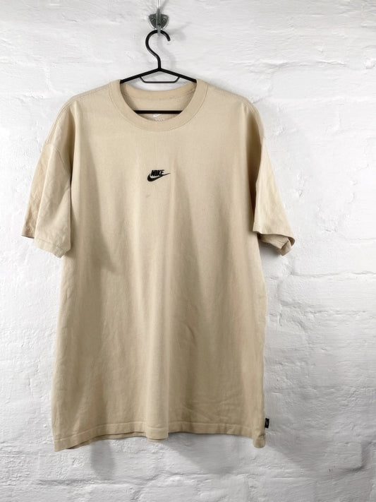 Nike – The Nike Tee Loose Fit in Beige (approx. early 2020s)