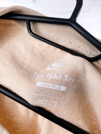 Nike – The Nike Tee Loose Fit in Beige (approx. early 2020s)