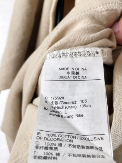 Nike – The Nike Tee Loose Fit in Beige (approx. early 2020s)