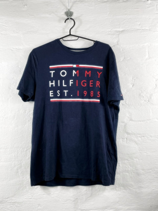 Tommy Hilfiger – EST. 1985 Logo Tee Navy (approx. mid-2010s)