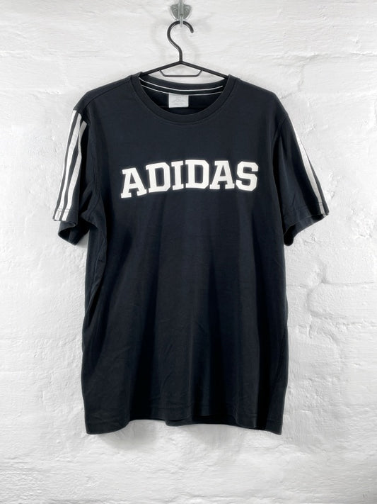 Adidas – Black Logo Tee mit 3-Streifen-Ärmeln (ca. mittlere 2010er Jahre)