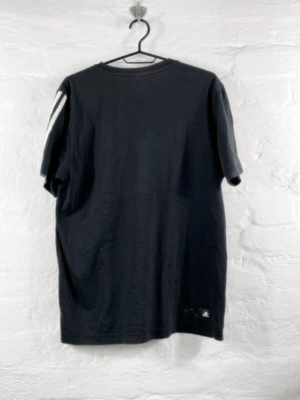 Adidas – Black Logo Tee mit 3-Streifen-Ärmeln (ca. mittlere 2010er Jahre)