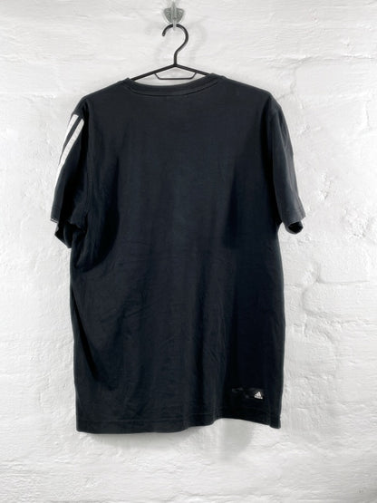 Adidas – Black Logo Tee mit 3-Streifen-Ärmeln (ca. mittlere 2010er Jahre)