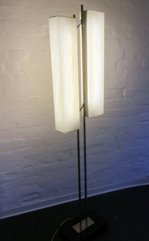 Seifert & Tilitz Berlin – Vintage Stehleuchte Modell 6067, verchromt mit Doppel-Acrylschirm