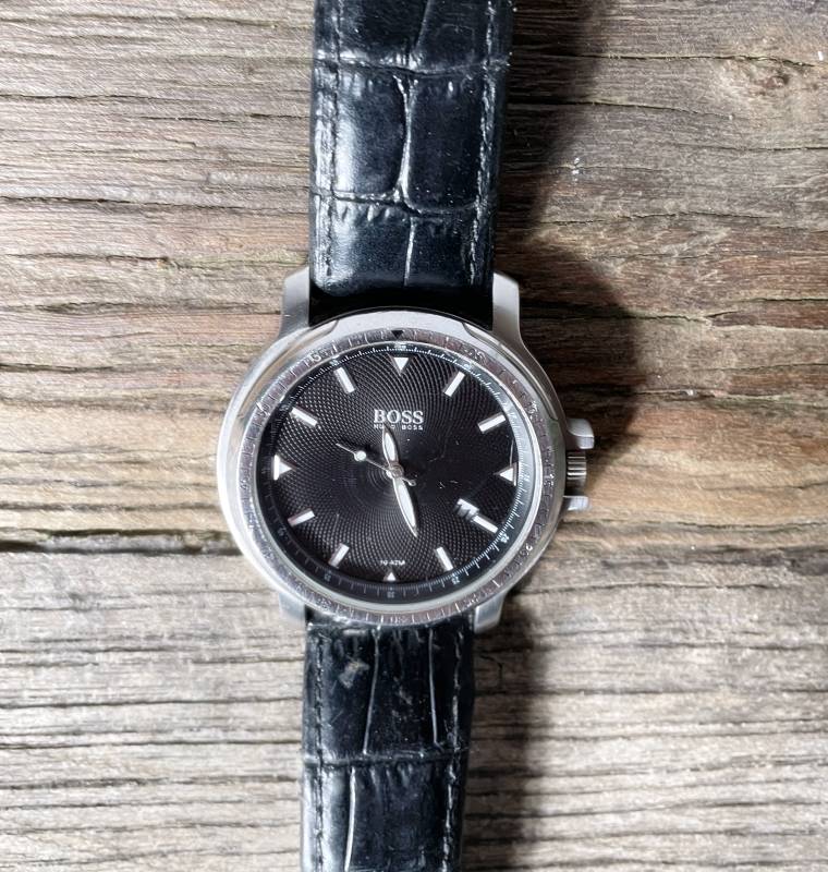 HUGO BOSS – Klassische Herren Armbanduhr mit schwarzem Zifferblatt & Lederband (Modern Classic)