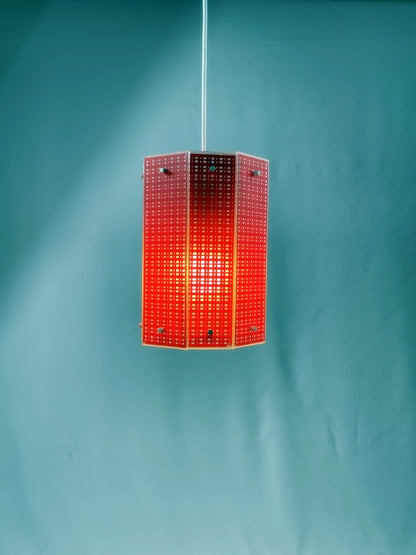 Pendelleuchte 60er/70er Jahre – Geometrisches Design mit roten Glaspaneelen, Mid Century