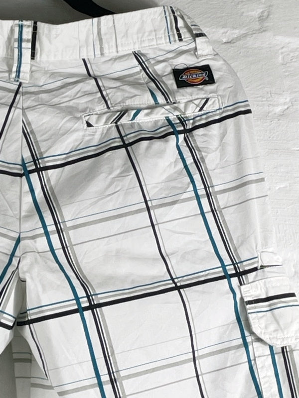 Dickies Retro Karo Shorts – Weiß mit Blau-Schwarz Muster, Größe 29