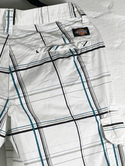 Dickies Retro Karo Shorts – Weiß mit Blau-Schwarz Muster, Größe 29