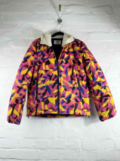 Dickies Retro Jacke mit buntem Allover-Print – Größe XL (fällt kleiner aus), Fleecegefüttert