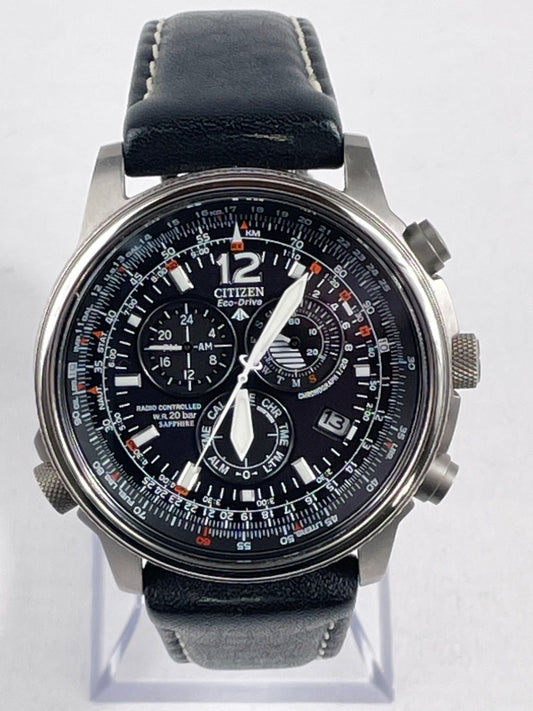 Citizen Eco-Drive Funkuhr – Chronograph, Titan-Gehäuse, Saphirglas, Lederarmband