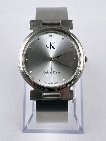 Calvin Klein Damenarmbanduhr – Swiss Made, Edelstahl, silbernes Zifferblatt