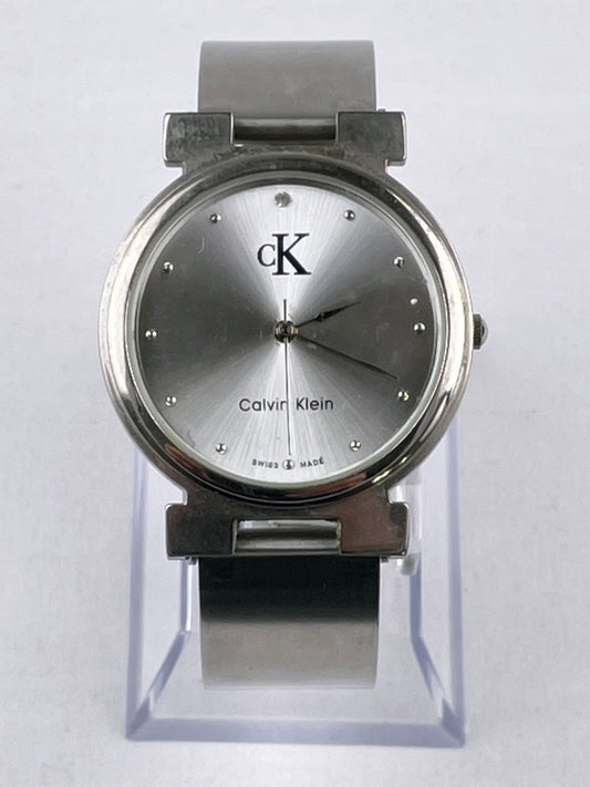 Calvin Klein Damenarmbanduhr – Swiss Made, Edelstahl, silbernes Zifferblatt