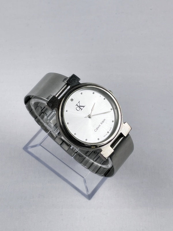 Calvin Klein Damenarmbanduhr – Swiss Made, Edelstahl, silbernes Zifferblatt
