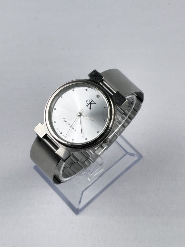 Calvin Klein Damenarmbanduhr – Swiss Made, Edelstahl, silbernes Zifferblatt