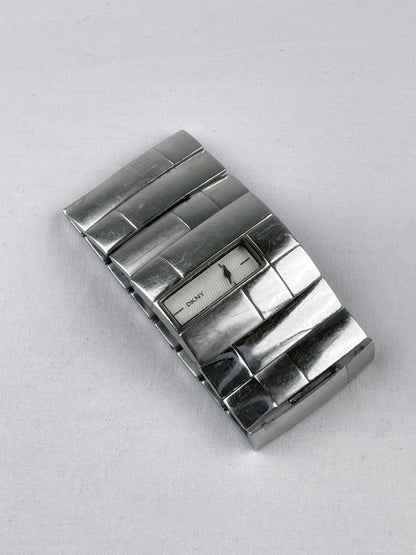 Elegante DKNY Damenarmbanduhr – Edelstahl, modernes Design