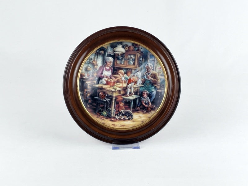 Sammlerteller Weimar Porzellan 1993 – Die kleine Küchenfee, limitiert, retro mit Holzrahmen