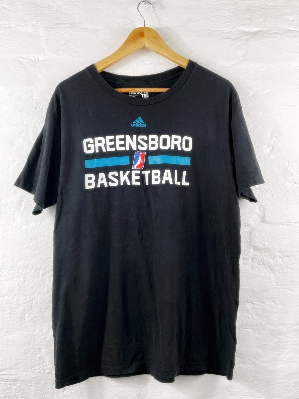 adidas – Greensboro Basketball Retro T-Shirt L (The Go-To Tee, 100% Cotton)