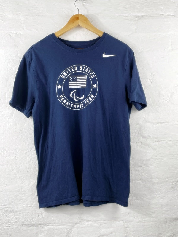 Nike – United States Paralympic Team T-Shirt (The Nike Tee, Size L)